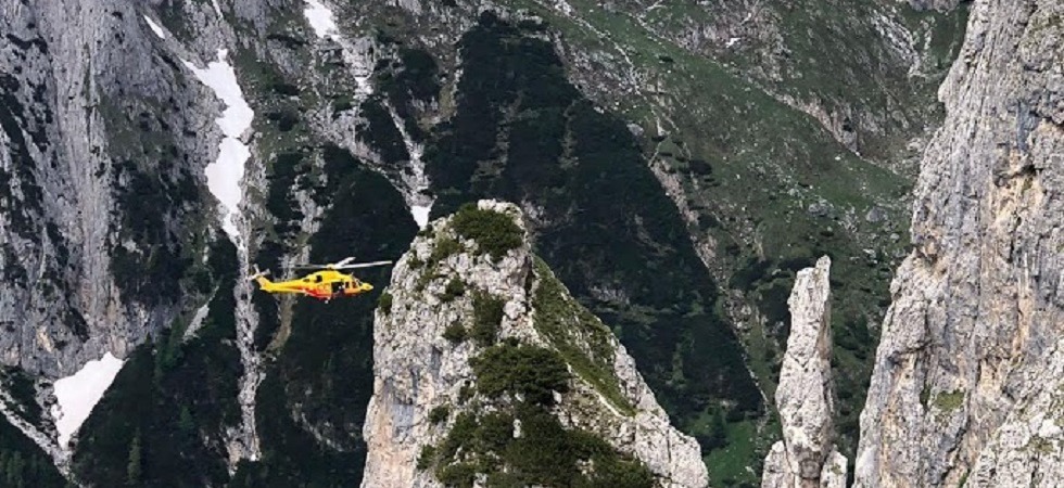 Perde l'appiglio all'ultimo tiro e precipita per qualche metro dalla parete